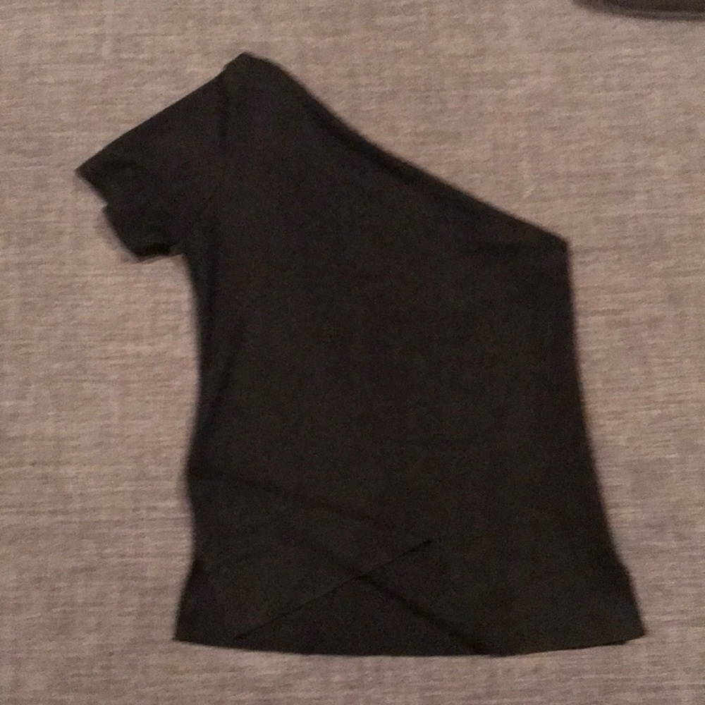 Off the shoulder tee